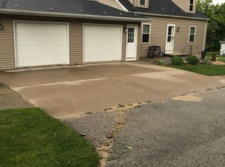324 S Park St, Earlville, IA 52041