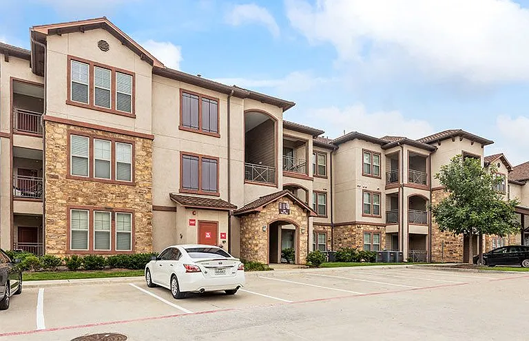 Junction Crossing Apartments — Photo 29