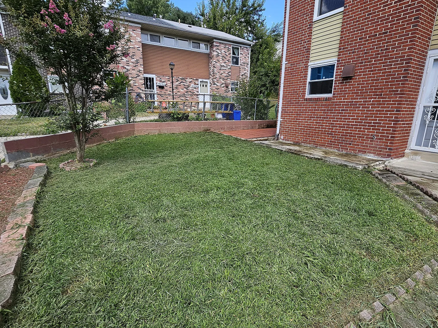 3 bed, 1.5 bath, 1128 sqft, $2,600 — Photo 2