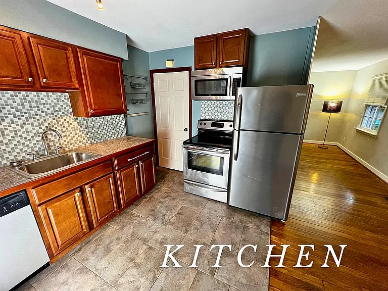 732 Clarendon Pl — Photo 3