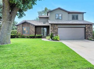 2465 Chesterfield Dr, Bettendorf, IA