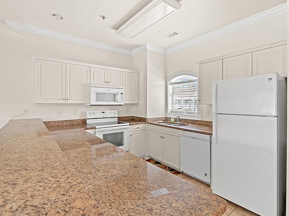 5th image of 110 South Shore Blvd. #303