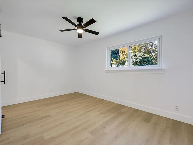813 Cardiff Dr — Photo 15