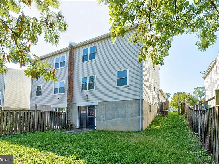 6th Pl NE — Photo 29