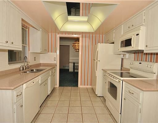 5th image of 2433 Harn Blvd