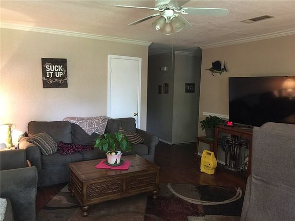 3rd image of 1301 Yorkshire Ln
