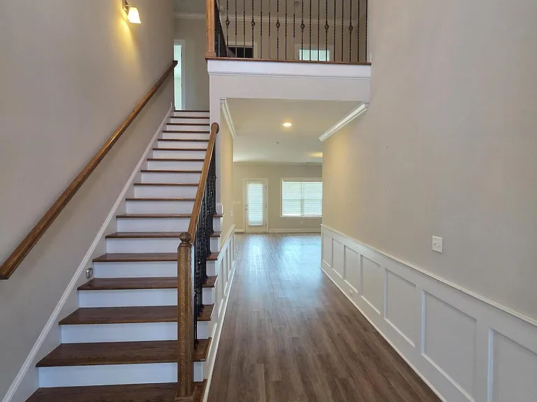 2105 Thornbury Cv — Photo 2