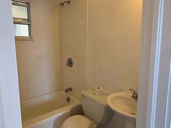 3rd image of 1030 N Lime Ave
