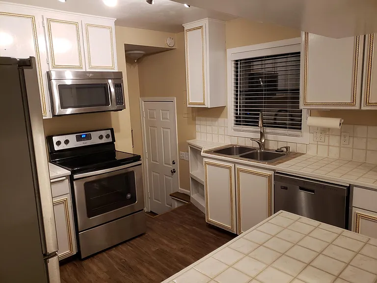 1220 Thayer Dr — Photo 5