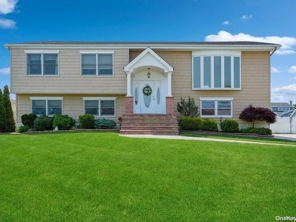 20 Dolphin Lane, Copiague, NY 11726