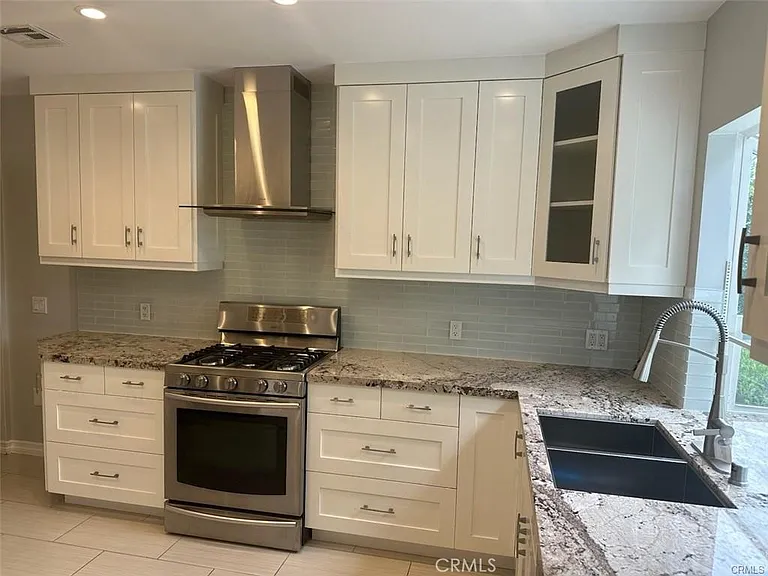 5752 Newcastle Ave — Photo 6