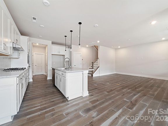 4th image of 304 Ardmore Dr