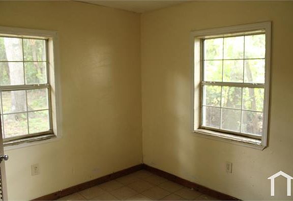 2nd image of 727 Rollins St