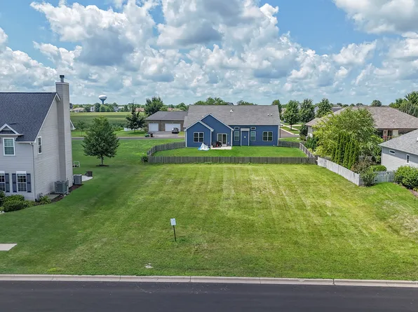 1823 Constitution St #29, Sycamore, IL 60178