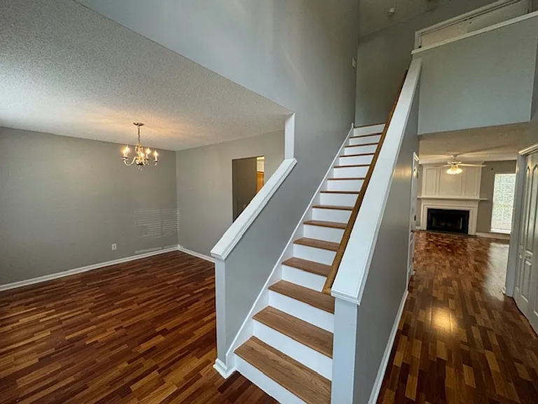 102 Alice Ct — Photo 3