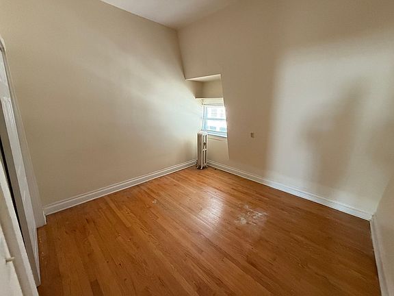 4th image of 1210-12 N Van Buren St #3