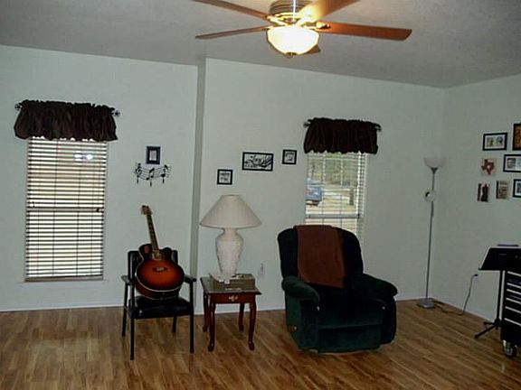 3rd image of 105 Hula Ct
