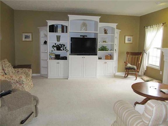 5th image of 749 Montgomery Dr