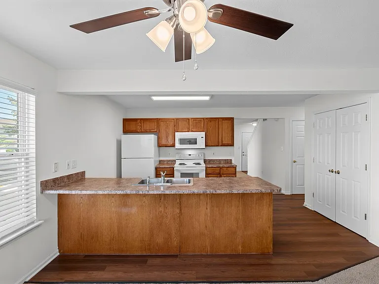 2409-2411 Northampton Dr. — Photo 15