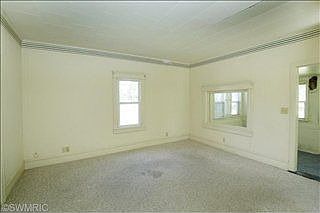 3rd image of 115 E Railroad St