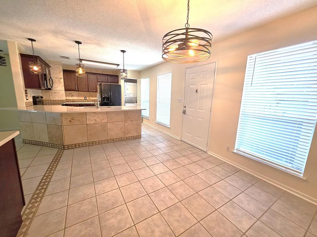 2 bed, 2.0 bath, 1029 sqft, $1,600 — Photo 2