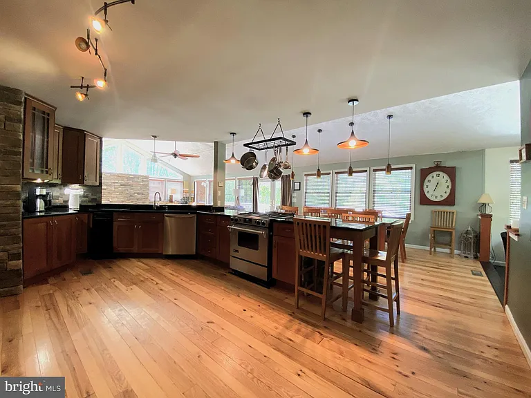 1251 Hinton Dr — Photo 15