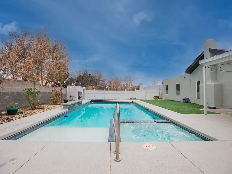 9514 Avenida Del Oso NE — Photo 12
