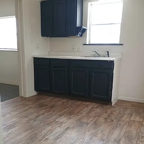 2503 Thayer St — Photo 6