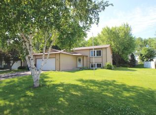 525 Kassel Dr, Chaska, MN 55318