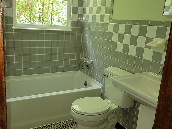 5th image of 824 NW 11th Ave Suite 2