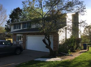 2711 Carriage Hill Dr, Davenport, IA 52807
