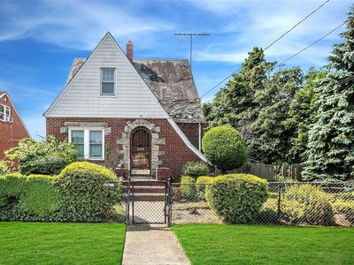 22 Russell Street, Roslyn Heights, NY, 11577