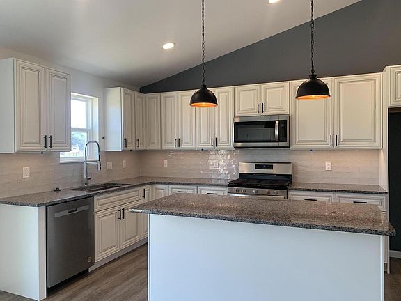 4th image of 220 Linden LANE