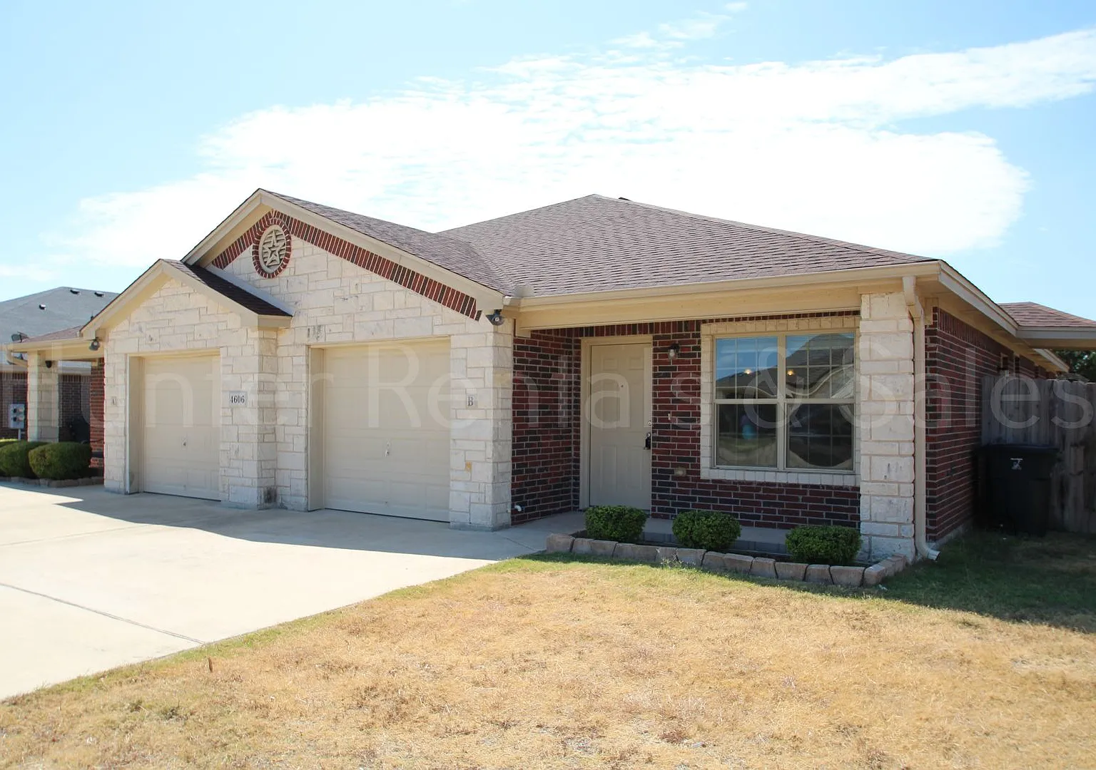 Spacious 3-Bedroom Duplex with Fenced Yard & Garage — Photo 2