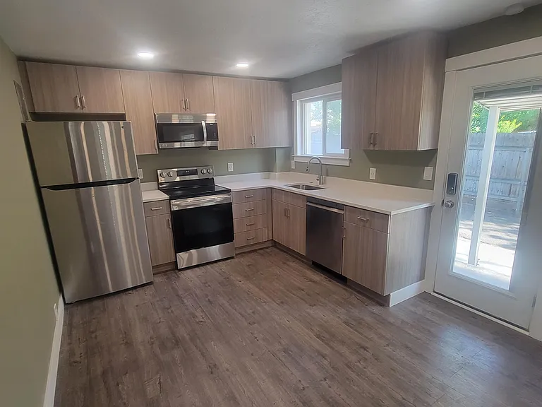 brand new kitchen. Tons of light!