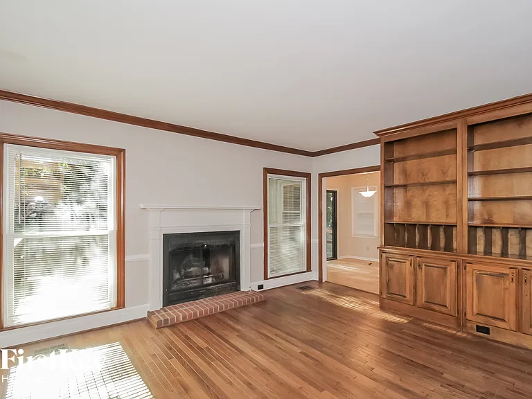 4927 Castlewood Dr SW — Photo 2