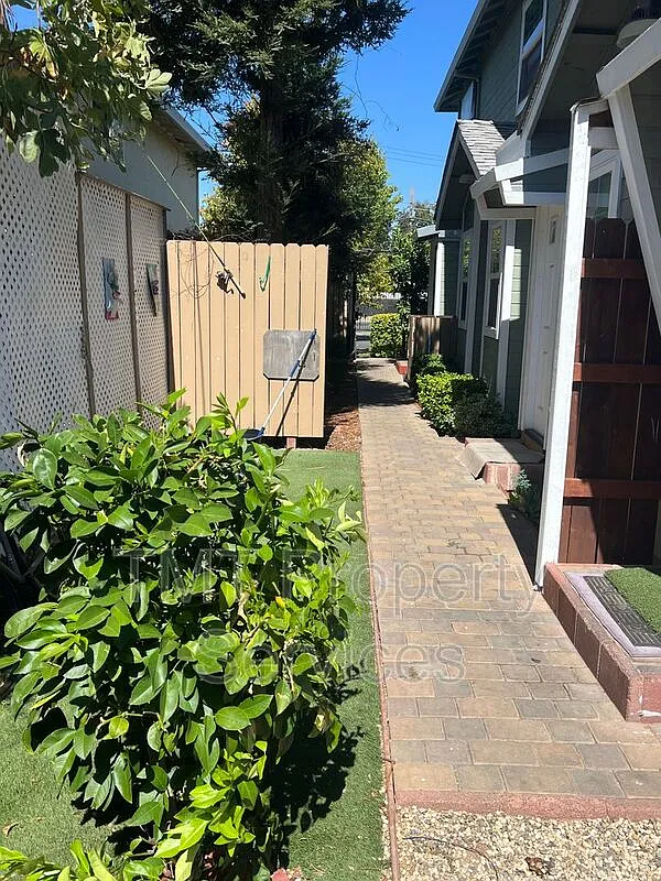 2 bed, 1.5 bath, 900 sqft, $2,000 — Photo 3