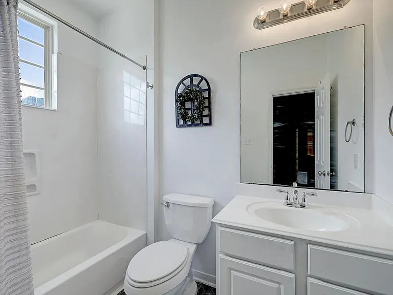 Third-floor full bathroom