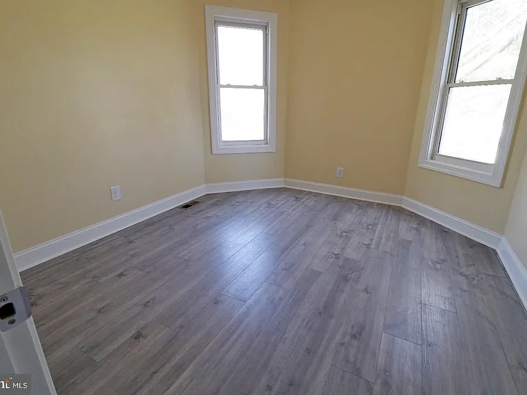 523 W 26th St — Photo 15