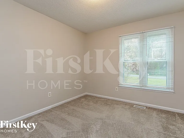 1909 Red Oak Ln — Photo 13