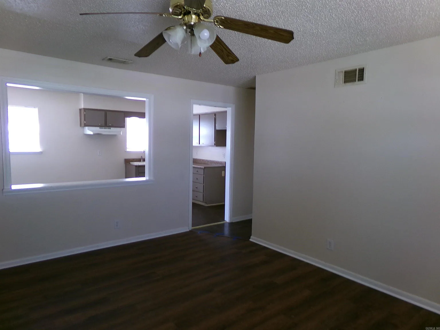 3 bed, 1.5 bath, 1024 sqft, $1,100 — Photo 4