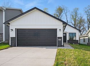 4323 Grover Woods Ln, Des Moines, IA 50317