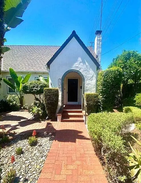 2 bed, 1.0 bath, $4,150 — Photo 2