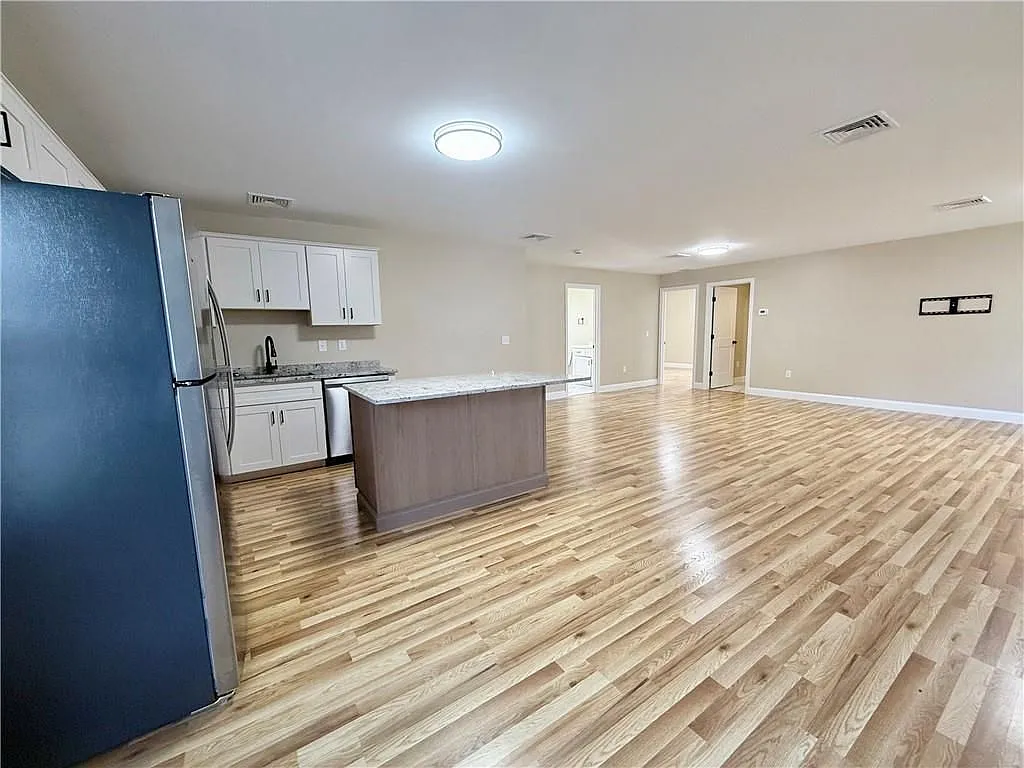 3 bed, 1.0 bath, 1230 sqft, $2,500 — Photo 4