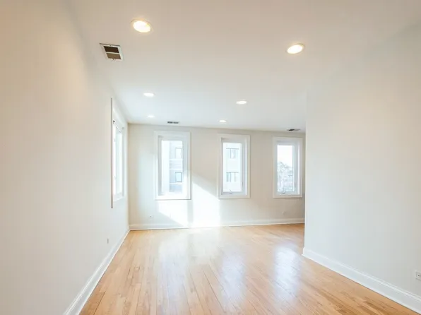 2235 W Lawrence Ave #3S, Chicago, IL 60625