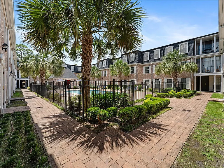 359 N Post Oak Ln #127 — Photo 24