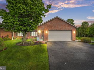 318 Sunbrook Dr, Chambersburg, PA 17201
