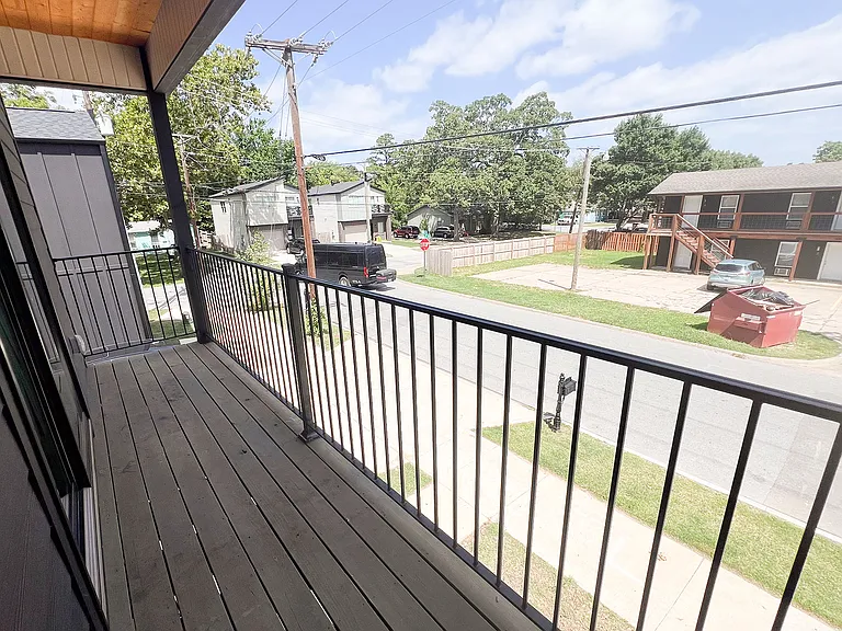 933 W Holly St — Photo 21