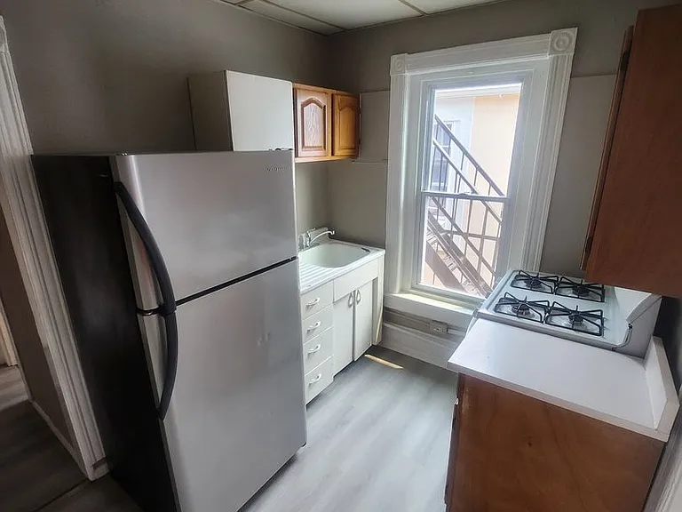 448 W Turner St — Photo 2