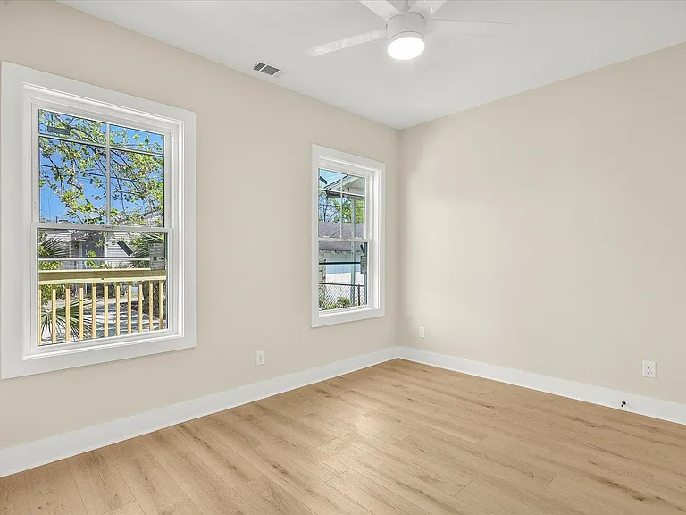 658 E Henry St — Photo 14